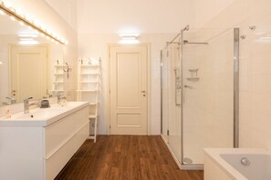 Dusche, Haartrockner, Bidet, Shampoo