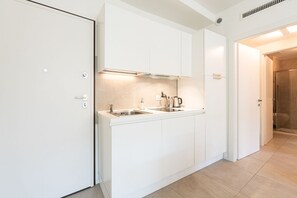 Stovetop, dishwasher, coffee/tea maker, toaster