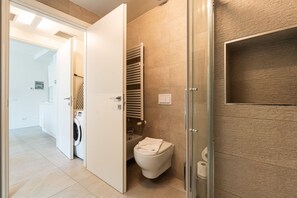 Douche, sèche-cheveux, bidet, serviettes fournies