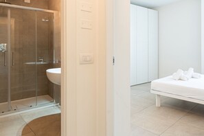 Douche, sèche-cheveux, bidet, serviettes fournies