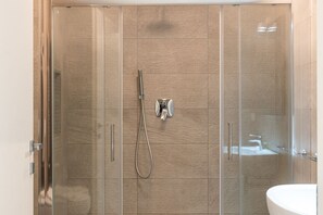 Dusche, Haartrockner, Bidet, Handtücher