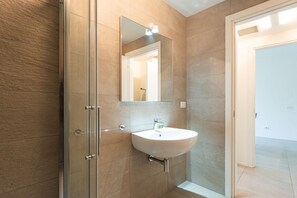 Douche, sèche-cheveux, bidet, serviettes fournies