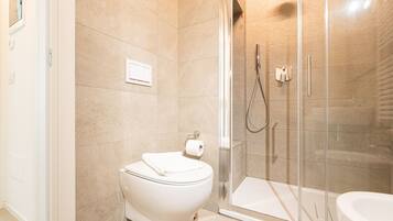 Doccia, asciugacapelli, bidet, asciugamani