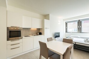 Fridge, oven, stovetop, coffee/tea maker