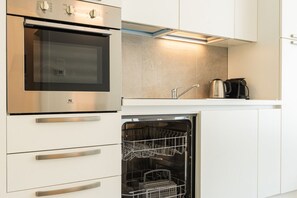 Kühlschrank, Ofen, Herdplatte, Wasserkocher mit Kaffee-/Teezubehör