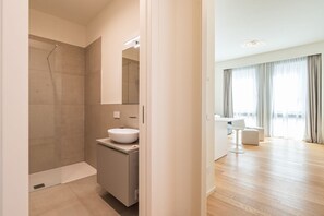 Bruser, hårtørrer, bidet, håndklæder