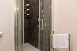 Bruser, hårtørrer, bidet, håndklæder
