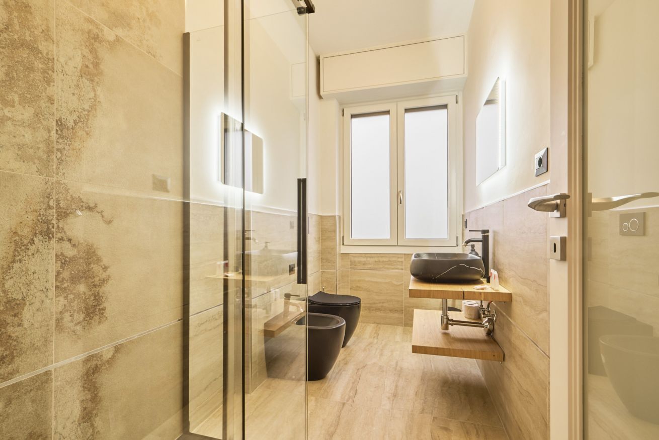 Douche, séchoir à cheveux, bidet, serviettes fournies