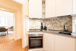 Fridge, oven, stovetop, dishwasher