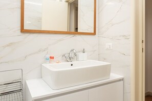 Shower, bidet, towels, shampoo - Spacious onebedroom Moscova - Mirable PM (Milano)