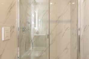 Dusche, Haartrockner, Bidet, Handtücher