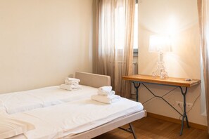 2 عدّة غرف نوم وواي فاي وملاءات أسرّة