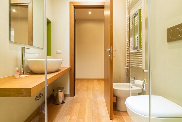 Shower, bidet, towels