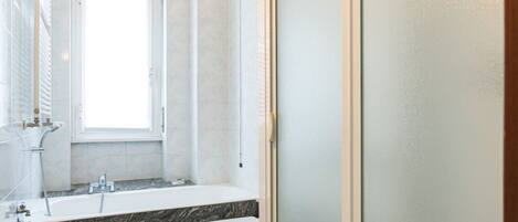 Douche, bidet
