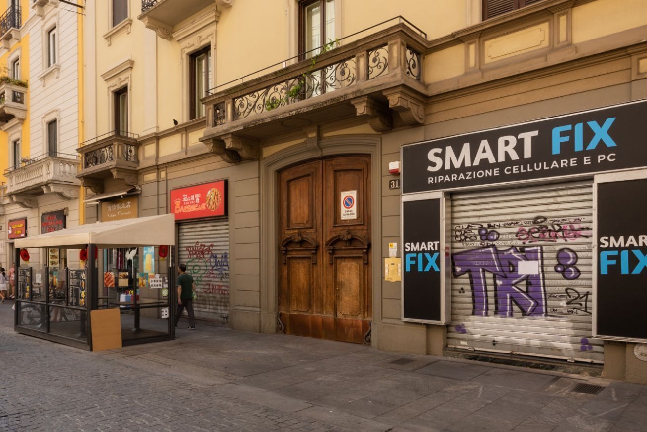 A street view with a storefront named "SMART FIX" offering mobile and PC repair services.