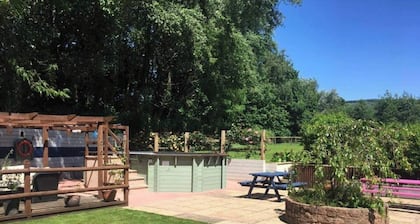 5-Bed Home - Sleeps 12, Pool, Garden & Play Area