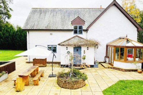 5-Bed Home - Sleeps 12, Pool, Garden & Play Area