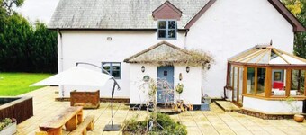 5-Bed Home - Sleeps 12, Pool, Garden & Play Area