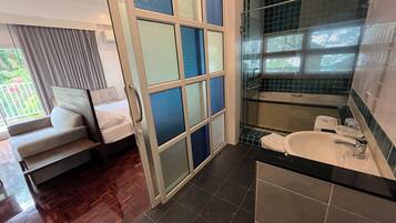Family Triple Room | Bathroom | Combined shower/tub, rainfall showerhead, free toiletries, towels