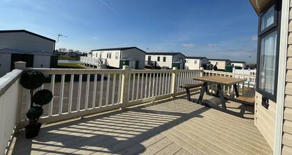 StaticHomeSleeps6-Lakeview-PetsOK-Balcony-Parking