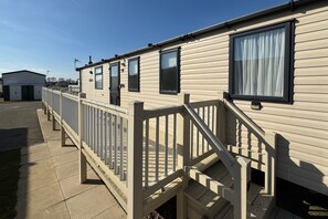 Property grounds - StaticHomeSleeps6-Lakeview-PetsOK-Balcony-Parking (Mablethorpe)