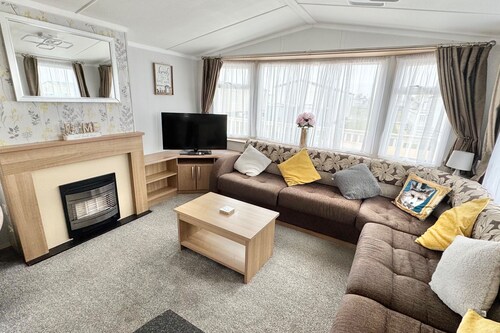 StaticHome-Sleeps6-Lakeview-Balcony-Parking-PetsOK