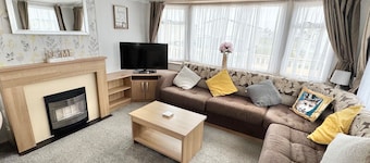 StaticHome-Sleeps6-Lakeview-Balcony-Parking-PetsOK