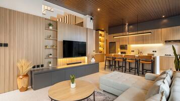 Vila luxo, 3 quartos, piscina particular, vista para a piscina | Área de estar | Smart TV 55 polegadas com canais digitais, Netflix