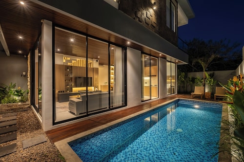 Tropical Bliss Villa 9E - 10min to Beach
