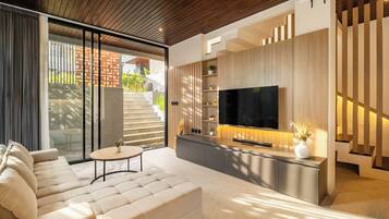 Vila luxo, 3 quartos, piscina particular, vista para a piscina | Área de estar | Smart TV 55 polegadas com canais digitais, Netflix