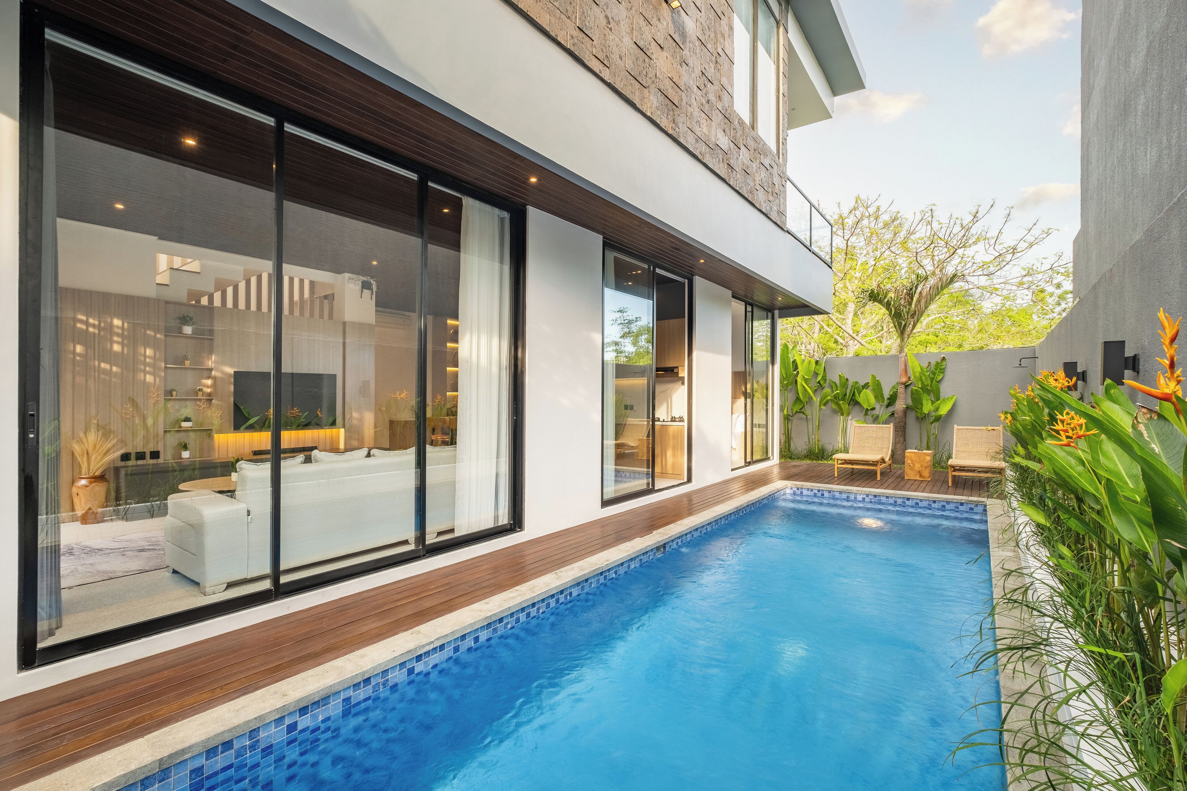 Una piscina al aire libre
