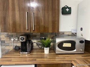 Fridge, microwave, oven, stovetop - Cozy House Sleeps 2 with Free Parking (Birmingham)