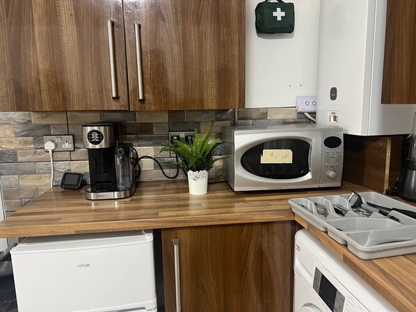 Fridge, microwave, oven, stovetop - Cozy House Sleeps 2 with Free Parking (Birmingham)