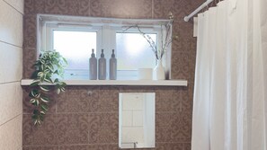 Shower, towels - Cozy House Sleeps 2 with Free Parking (Birmingham)