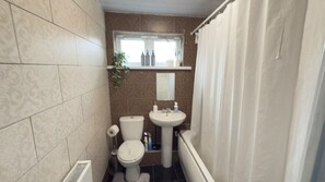 Shower, towels - Cozy House Sleeps 2 with Free Parking (Birmingham)