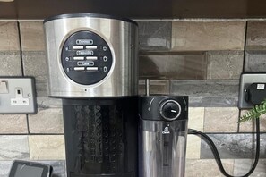 Coffee and/or coffee maker - Cozy House Sleeps 2 with Free Parking (Birmingham)