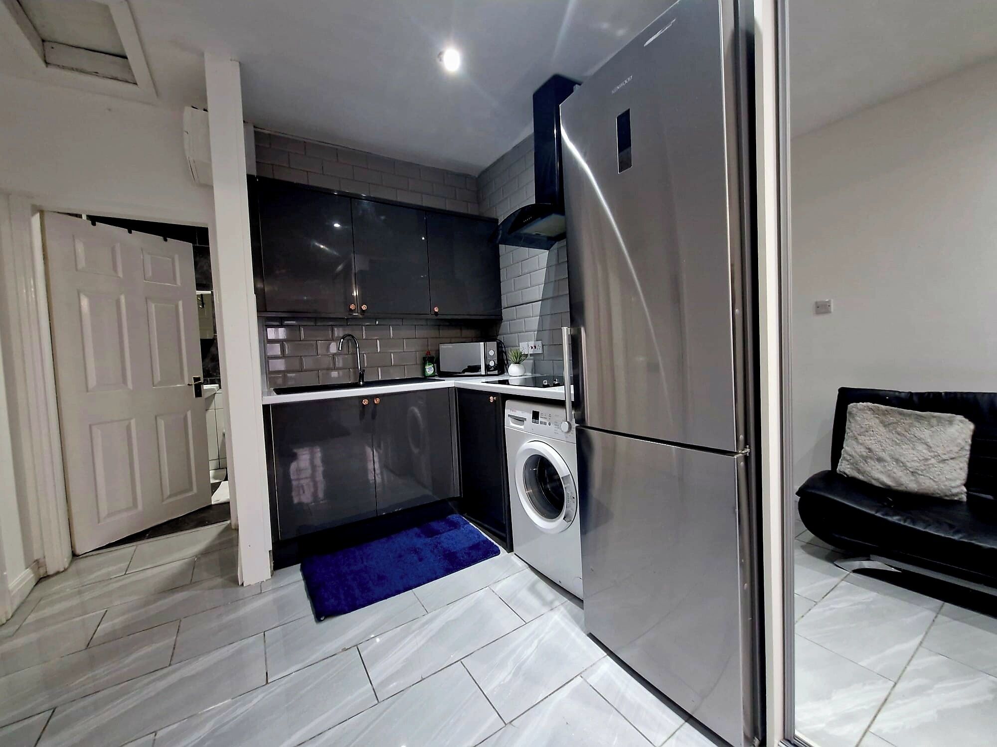 Kühlschrank, Mikrowelle, Herdplatte, Toaster