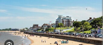 Seaside Escape - Sleeps 4 - Pets Ok - Free Parking