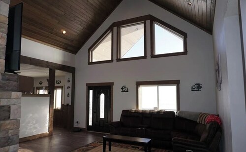 Relax at Aquilla Inn+Game Room+Hot Tub+Views+Spacious+Close to Yellowstone!