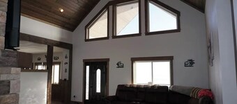 Relax at Aquilla Inn+Game Room+Hot Tub+Views+Spacious+Close to Yellowstone!