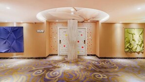A spacious lobby with a patterned carpet, a large decorative column, and artwork on the walls. - MEISU Meisu Art Hotel (Ninghai Xizi International Branch) (Ninghai)
