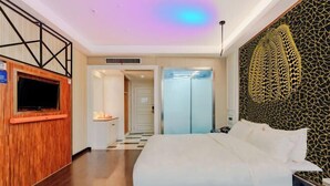 A hotel room with a bed, a television, a wardrobe, and a patterned wall. - MEISU Meisu Art Hotel (Ninghai Xizi International Branch) (Ninghai)