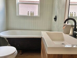 Hair dryer - Pink Bungalow . Sweet Location. Walkability (Austin)