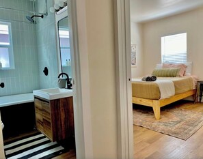 2 bedrooms, desk, iron/ironing board, WiFi