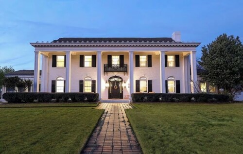 Luxury Home with Six bBedrooms and Seven Bathrooms one mile from the University of Alabama.