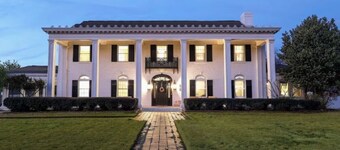 Luxury Home with Six bBedrooms and Seven Bathrooms one mile from the University of Alabama.