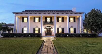 Luxury Home with Six bBedrooms and Seven Bathrooms one mile from the University of Alabama.