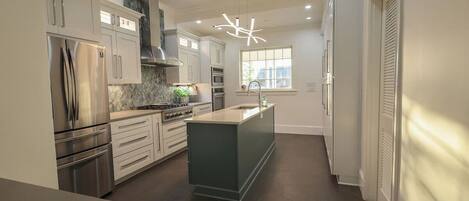 Refrigerador, microondas, horno y lavavajillas