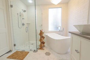 Hair dryer, towels - Luxury Home with Six bBedrooms and Seven Bathrooms one mile from the University of Alabama. (Tuscaloosa)