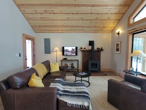 TV, fireplace, offices - Woodlands Nest - modern cabin in the woods (Mazama)